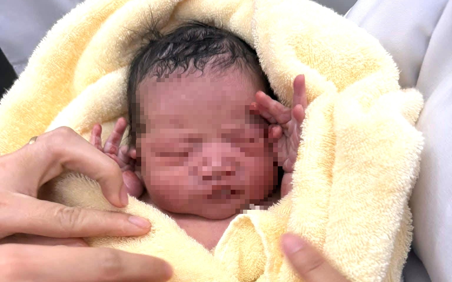 Tìm thân nhân bé gái sơ sinh bị bỏ rơi tại chùa Vạn Ninh