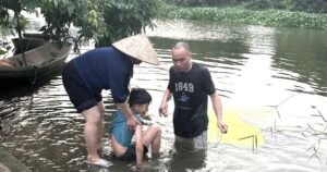 Cố bơi ra sông lấy lại diều đứt dây, bé trai 12 tuổi suýt chết đuối