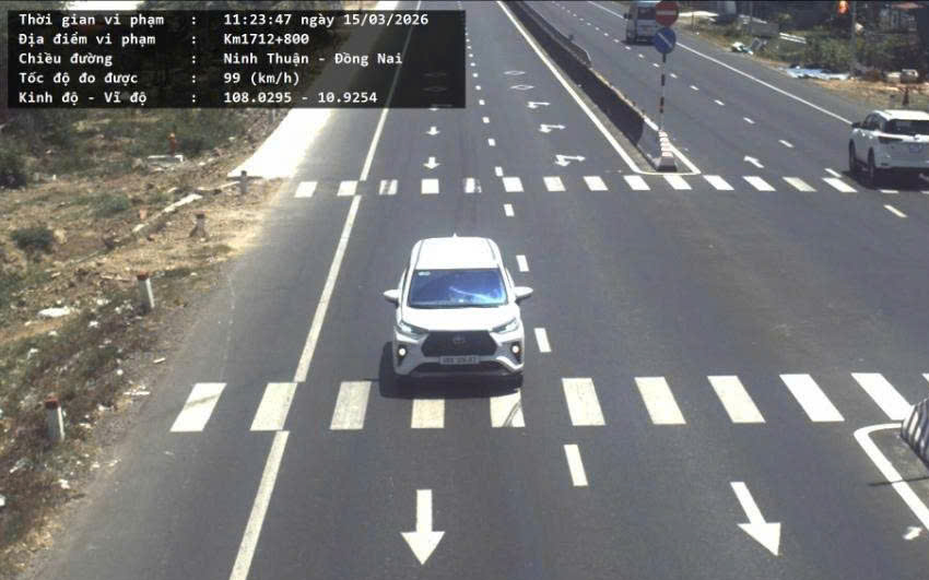 'Mắt thần' ở Lâm Đồng phát hiện hàng chục ô tô chạy quá tốc độ trên Quốc lộ 1- Ảnh 1.