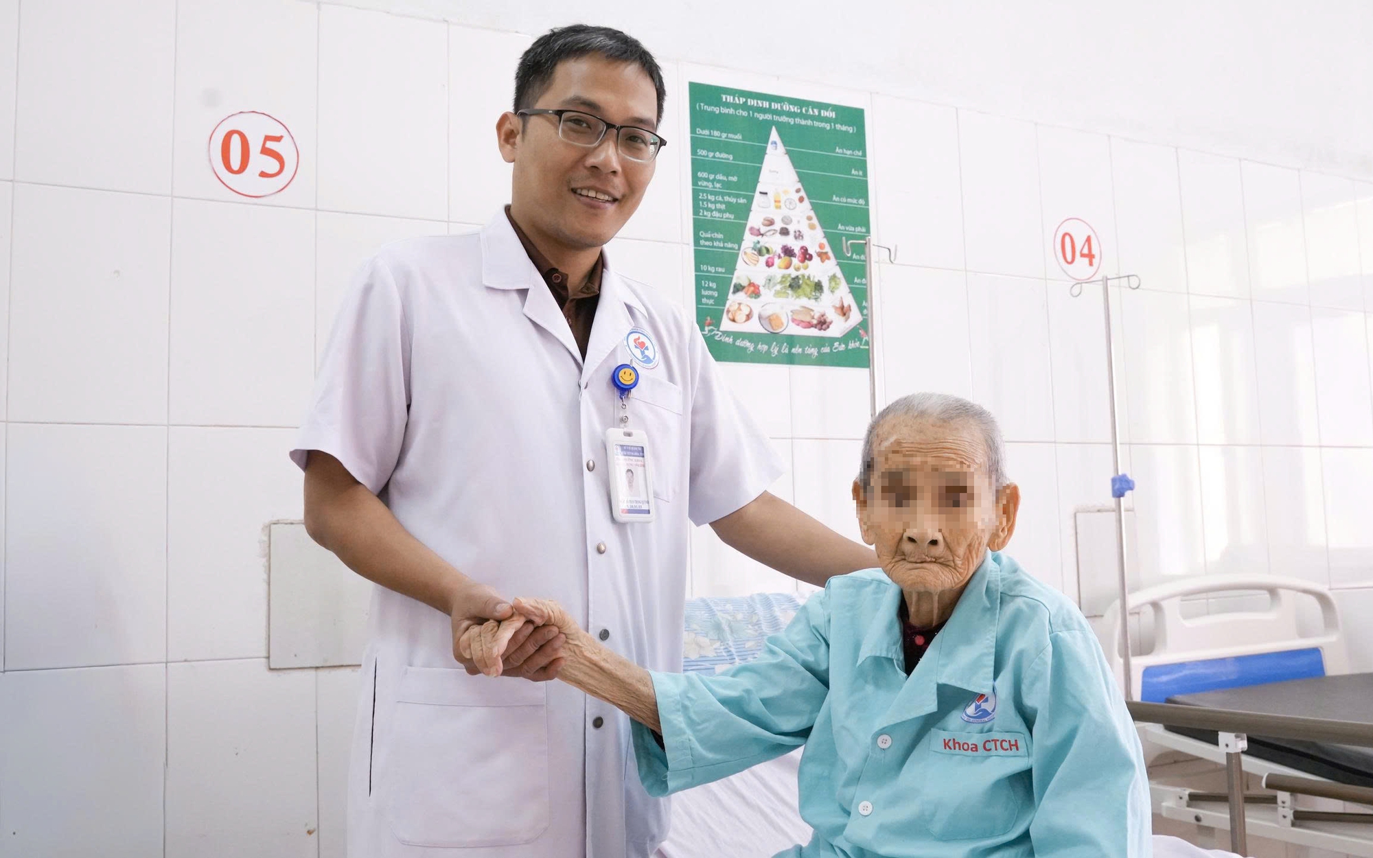 Thay khớp háng bán phần, cụ ông thoát đau và phục hồi nhanh- Ảnh 3.