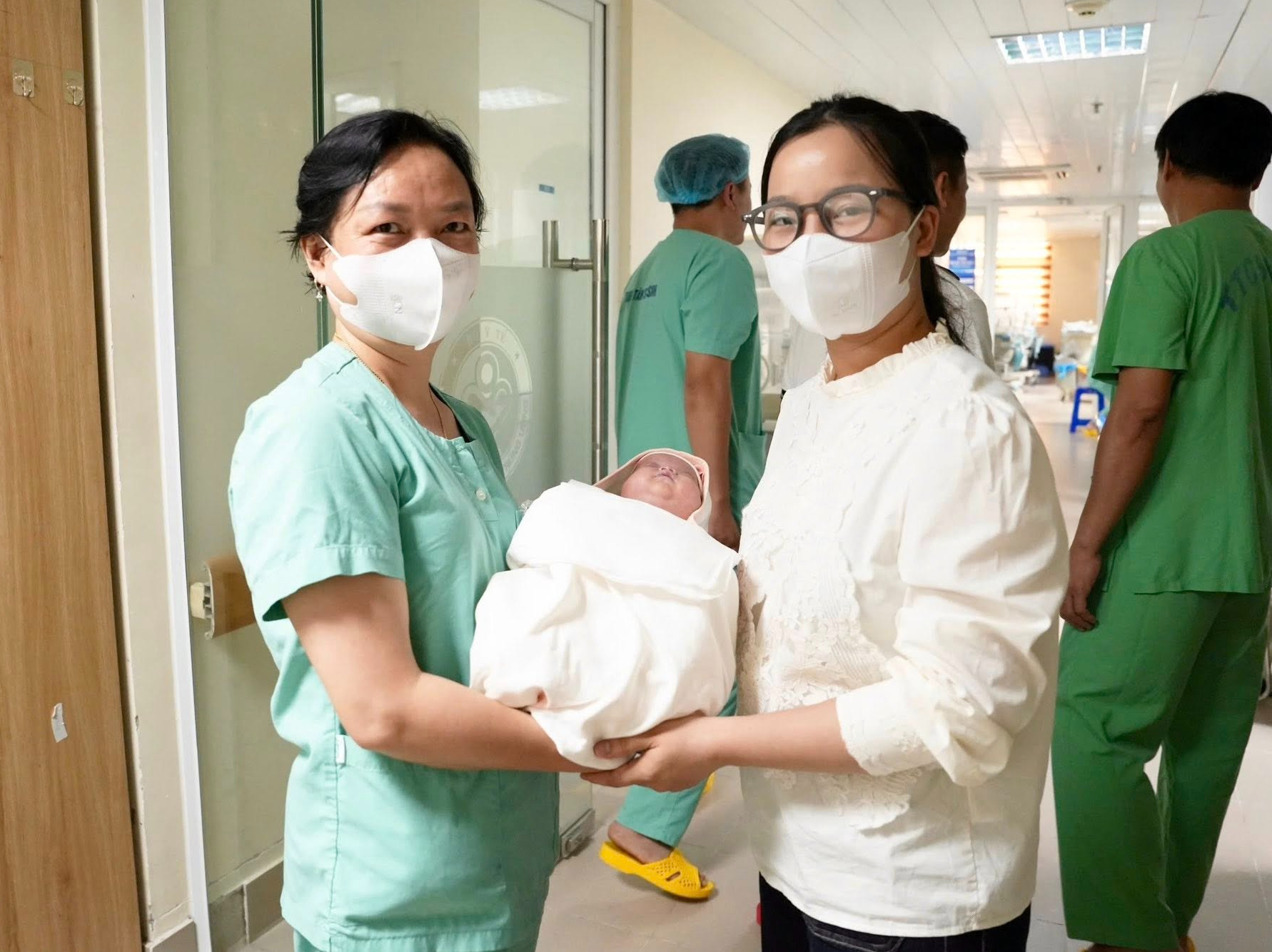 'Cuộc chiến' 120 ngày của em bé chào đời chỉ nặng 500 gram và chồng bệnh án lên đến 2kg- Ảnh 2.