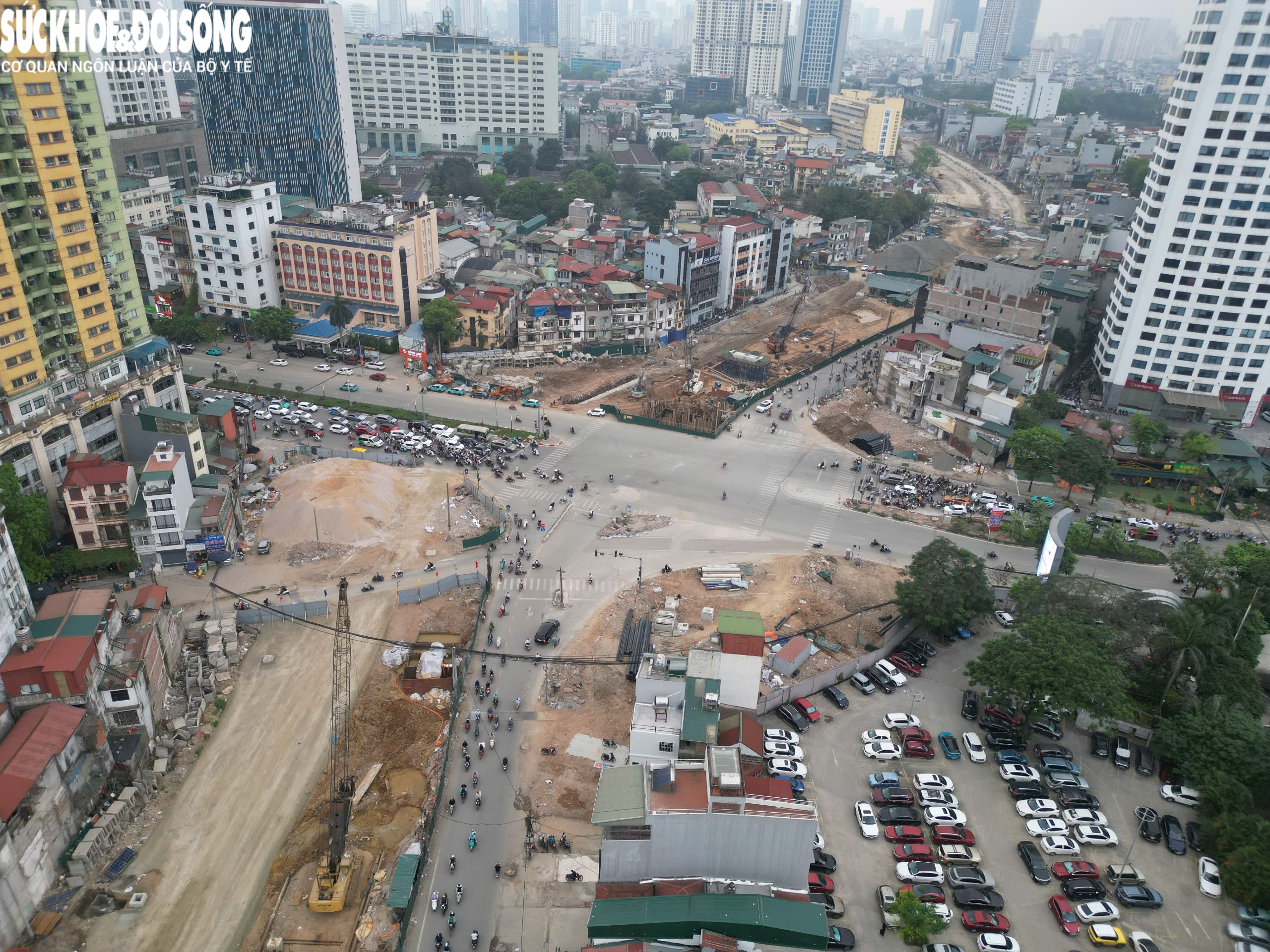 Cận cảnh khu vực cầu vượt Vành đai 1 xung đột với metro số 5 Văn Cao - Hòa Lạc - Ảnh 1.
