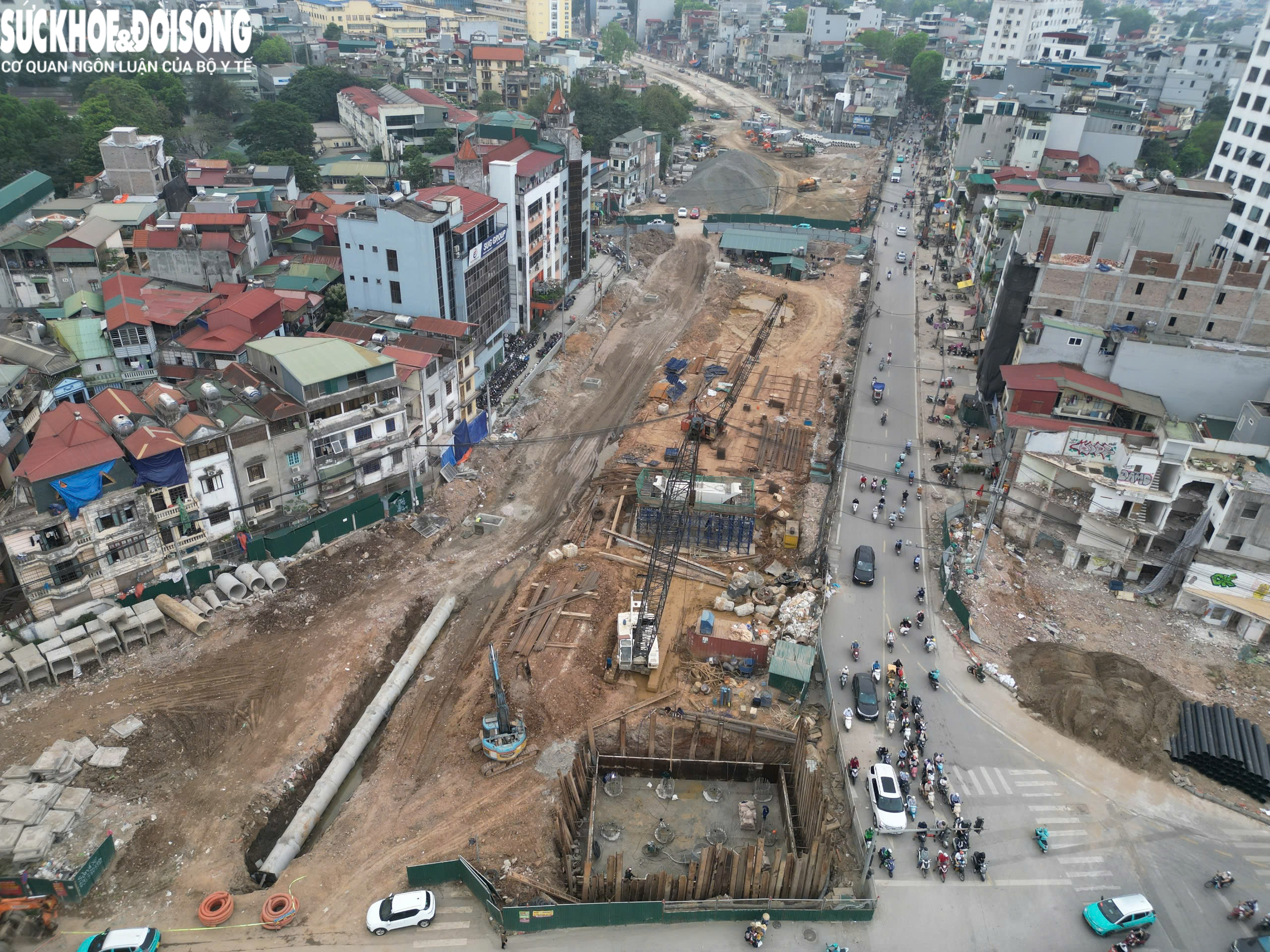 Cận cảnh khu vực cầu vượt Vành đai 1 xung đột với metro số 5 Văn Cao - Hòa Lạc - Ảnh 10.