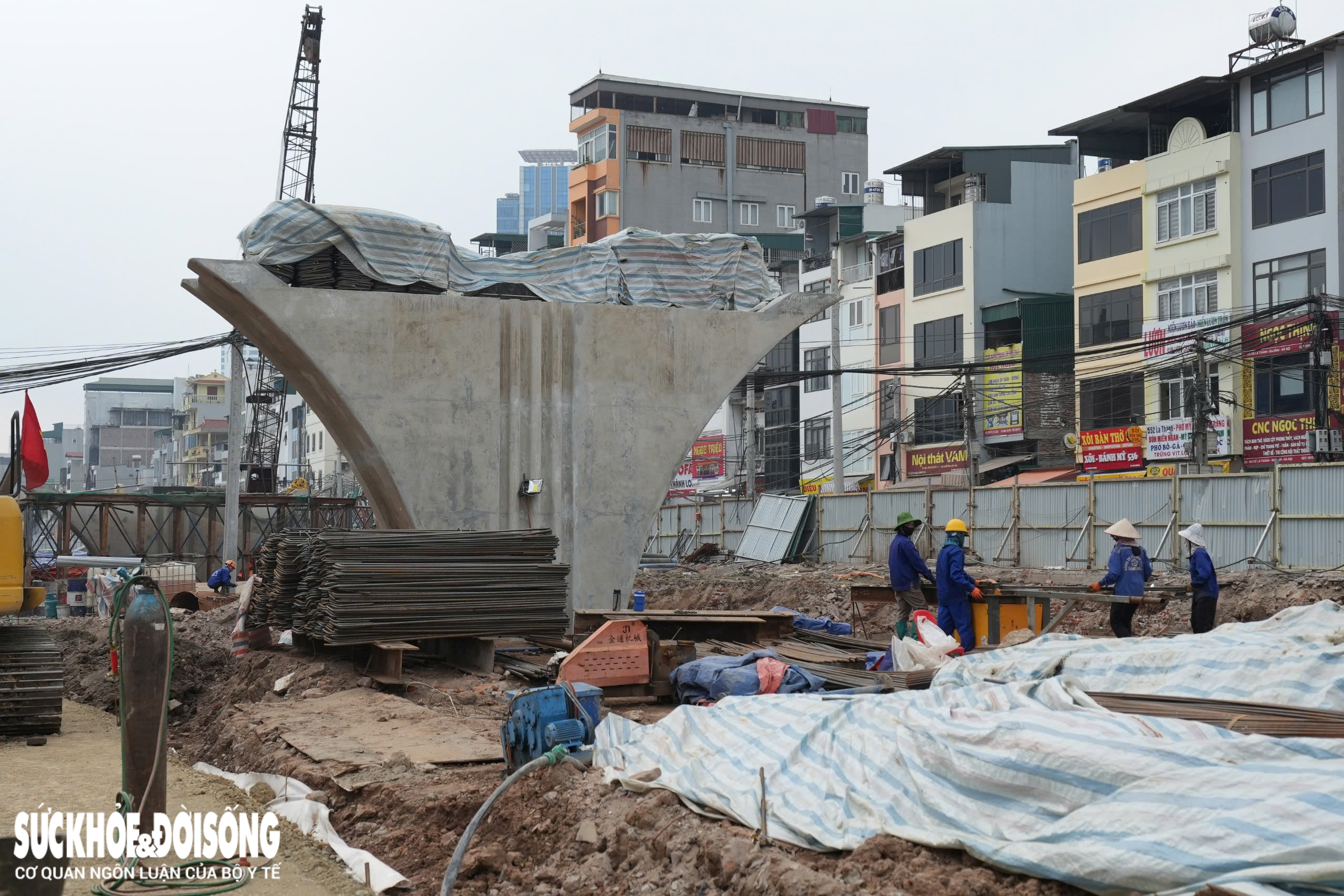 Cận cảnh khu vực cầu vượt Vành đai 1 xung đột với metro số 5 Văn Cao - Hòa Lạc - Ảnh 5.