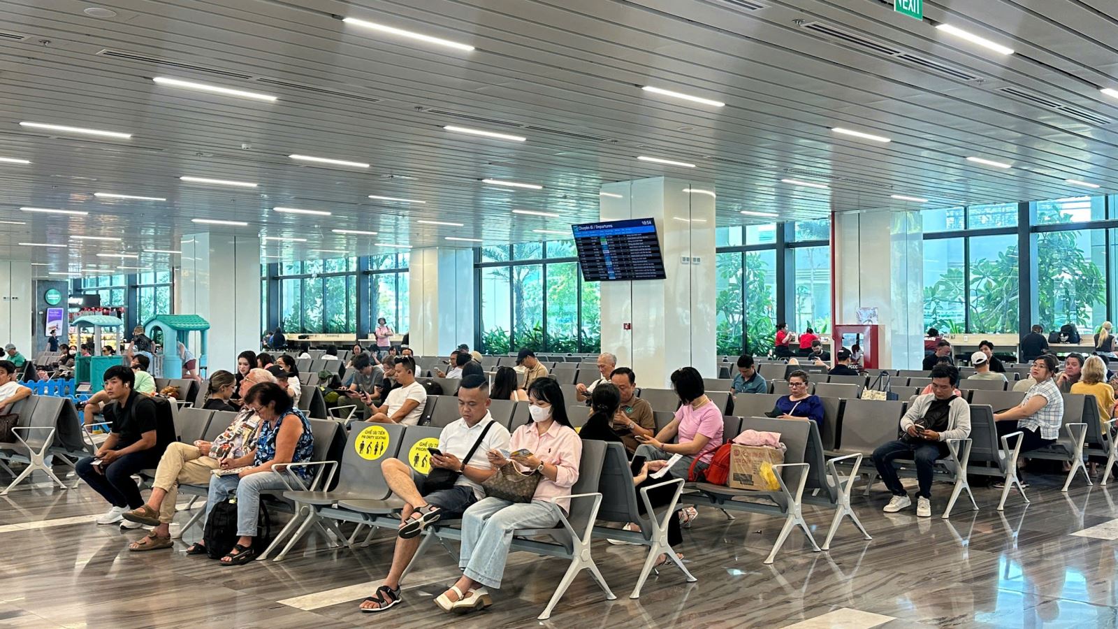 Giao thông cửa ngõ tăng nhiệt, sân bay Tân Sơn Nhất chạm ngưỡng cao điểm chiều 29/4- Ảnh 11.