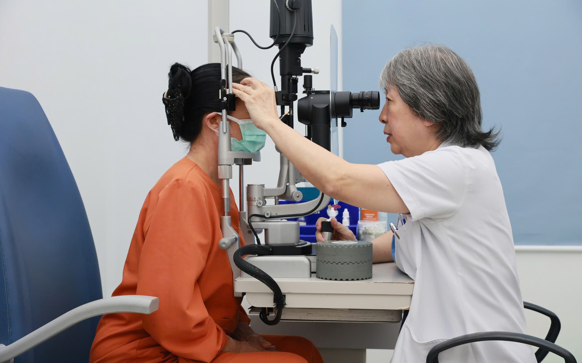 Sau ca ghép giác mạc, nữ bệnh nhân mù loà 10 năm vỡ oà xúc động, mong sớm về quê nhìn thấy người thân