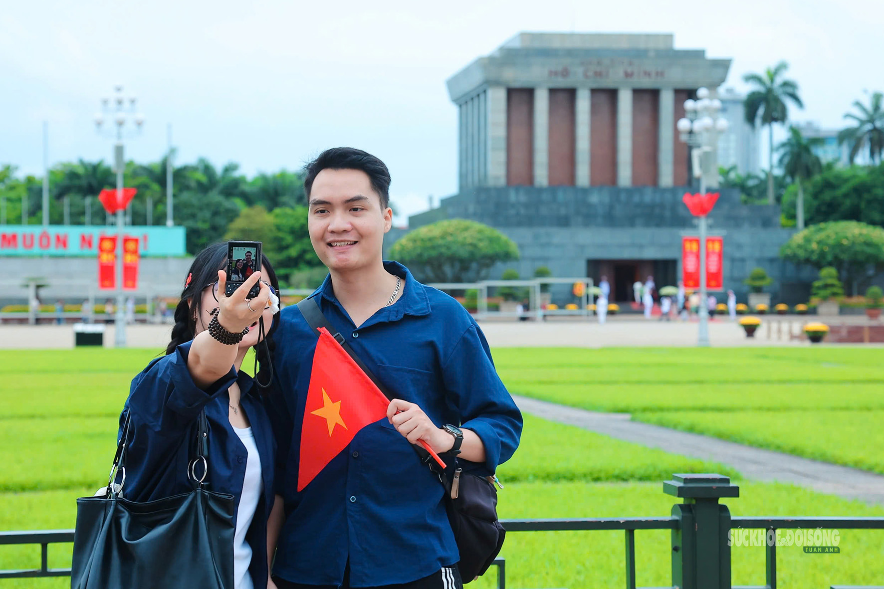 Giới trẻ rộn ràng check-in bên Lăng Bác dịp 30/4- Ảnh 3.