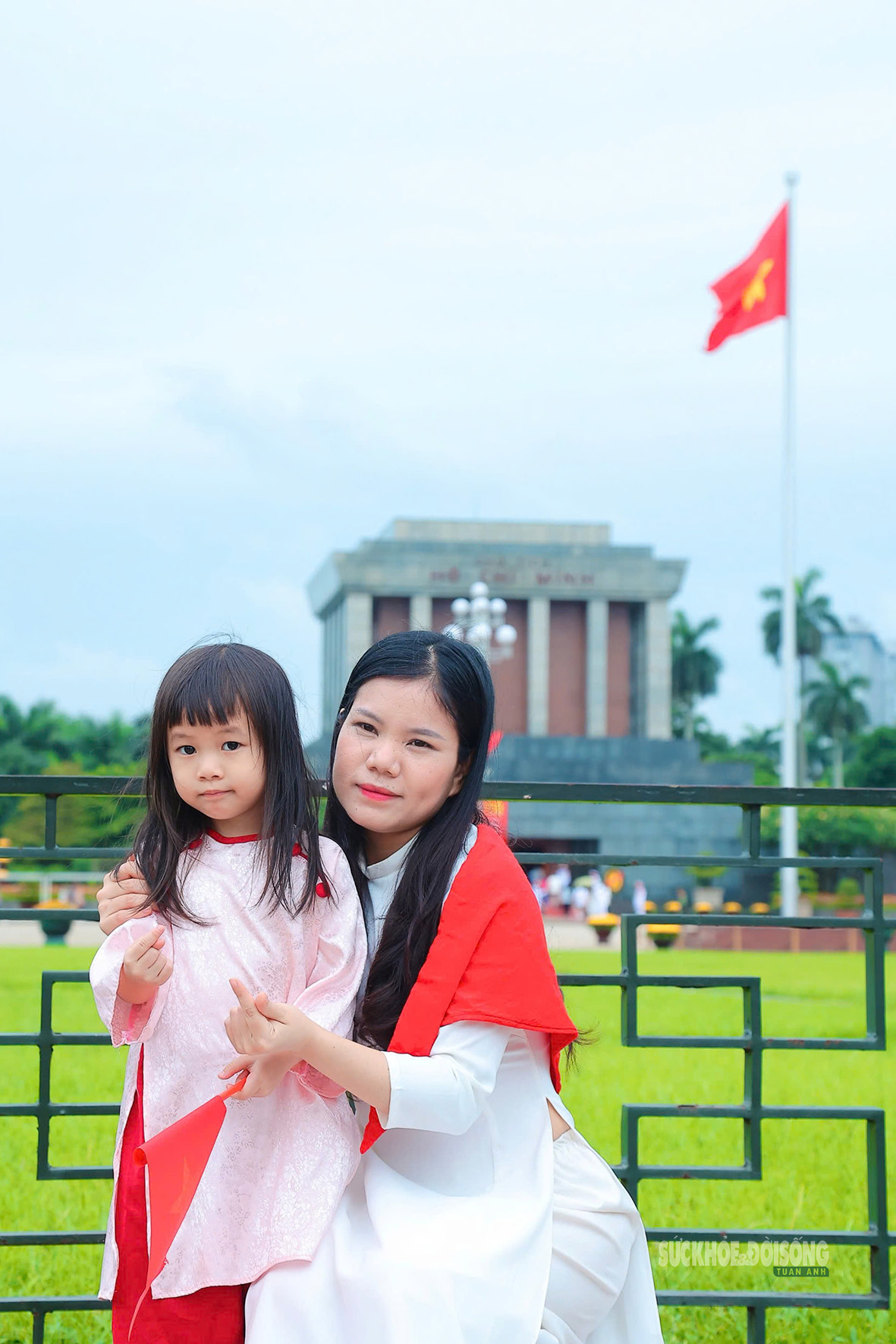 Giới trẻ rộn ràng check-in bên Lăng Bác dịp 30/4- Ảnh 9.