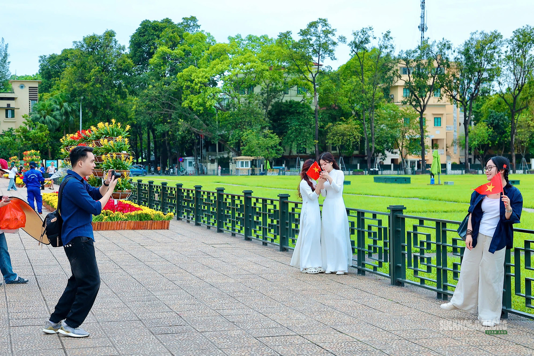 Giới trẻ rộn ràng check-in bên Lăng Bác dịp 30/4- Ảnh 2.