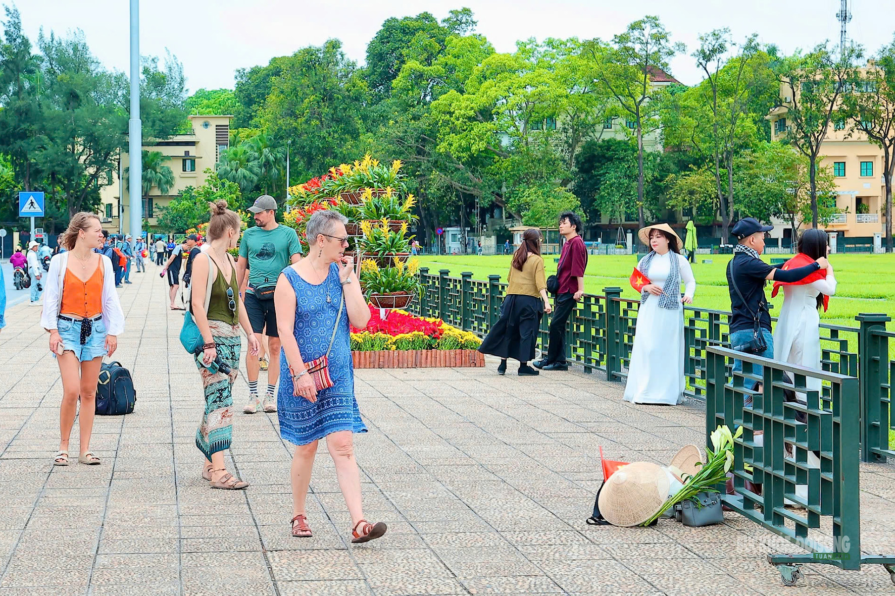 Giới trẻ rộn ràng check-in bên Lăng Bác dịp 30/4- Ảnh 7.