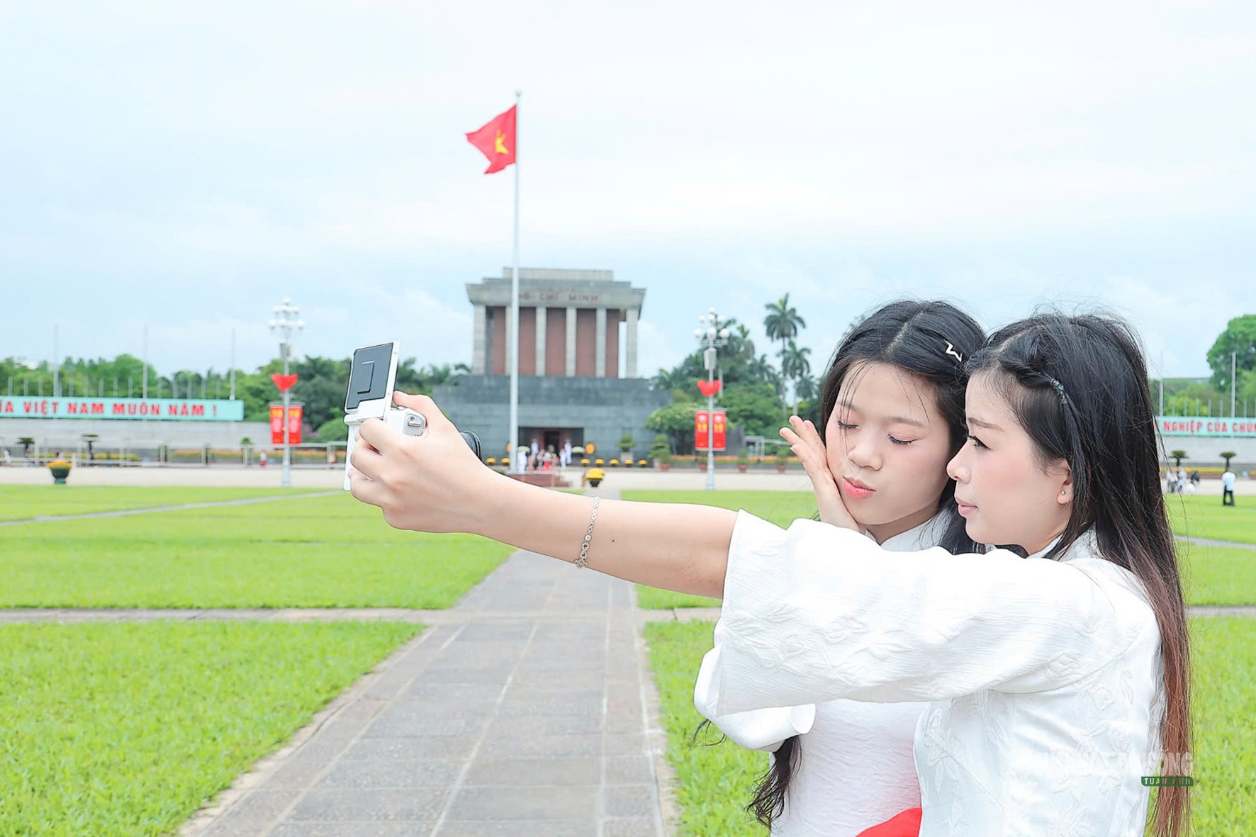 Giới trẻ rộn ràng check-in bên Lăng Bác dịp 30/4- Ảnh 6.