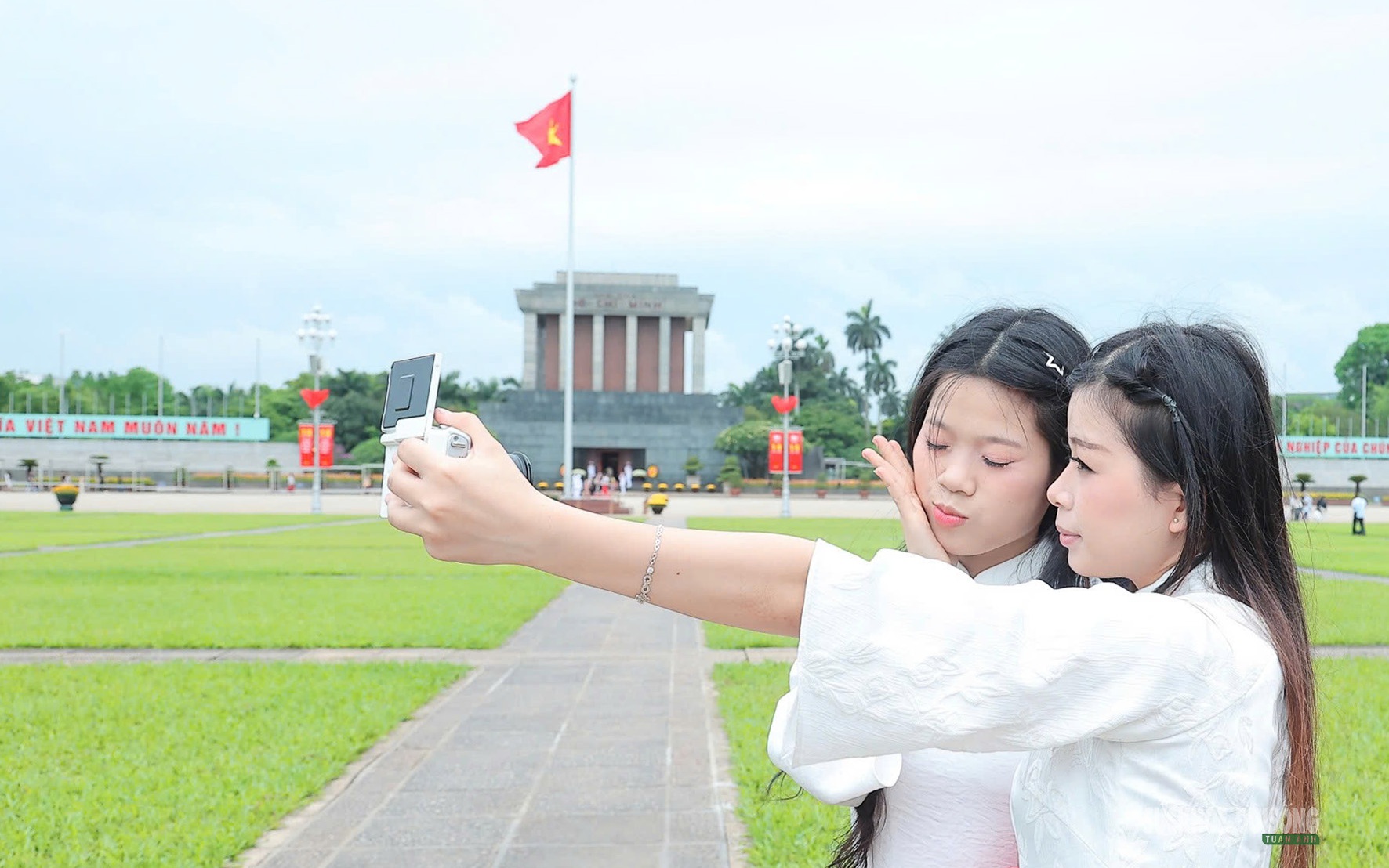 Giới trẻ rộn ràng check-in bên Lăng Bác dịp 30/4