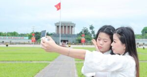 Giới trẻ rộn ràng check-in bên Lăng Bác dịp 30/4