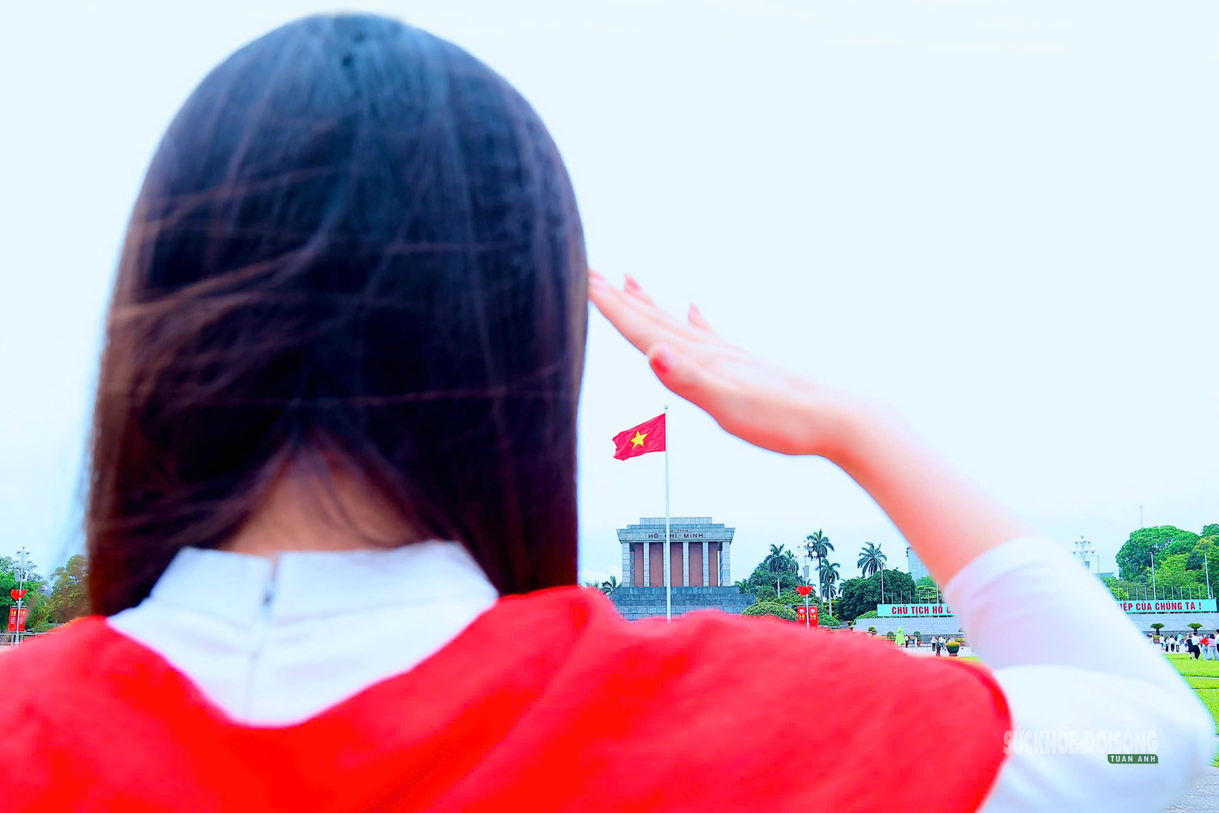 Giới trẻ rộn ràng check-in bên Lăng Bác dịp 30/4- Ảnh 1.