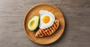 Ăn ức gà có giúp giảm cân tốt hơn ăn trứng?