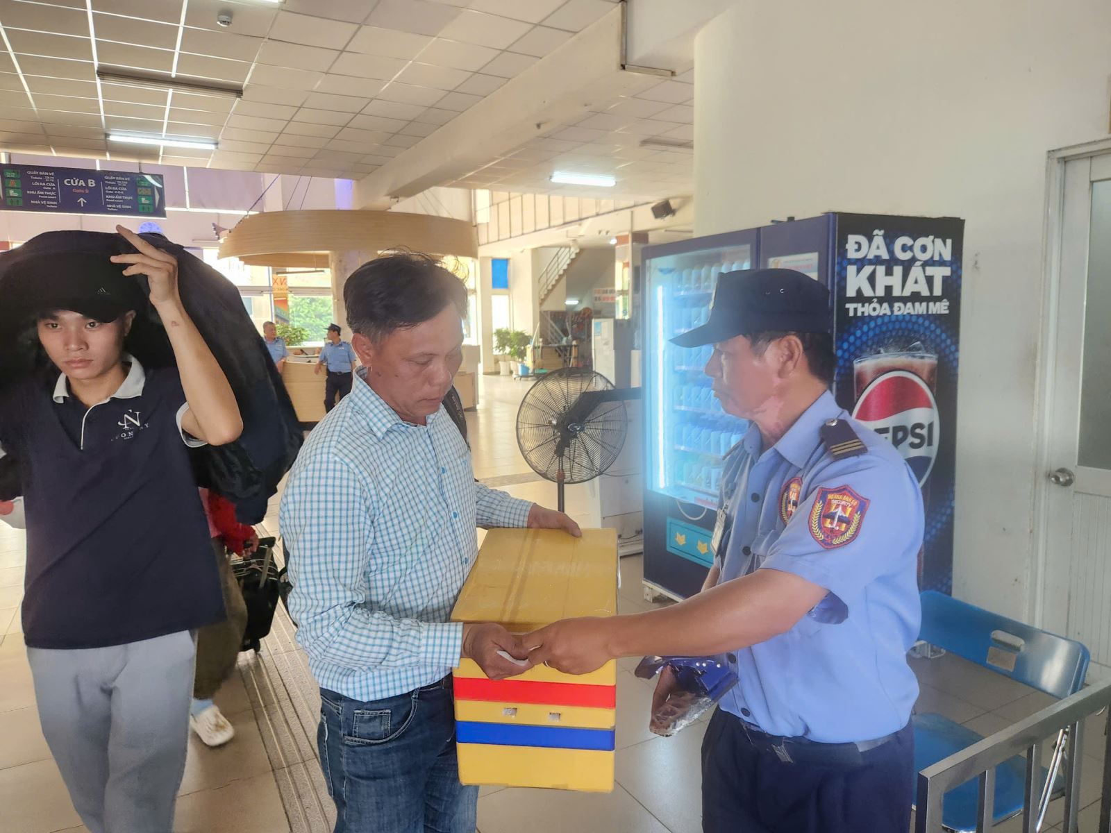 Giao thông cửa ngõ tăng nhiệt, sân bay Tân Sơn Nhất chạm ngưỡng cao điểm chiều 29/4- Ảnh 7.