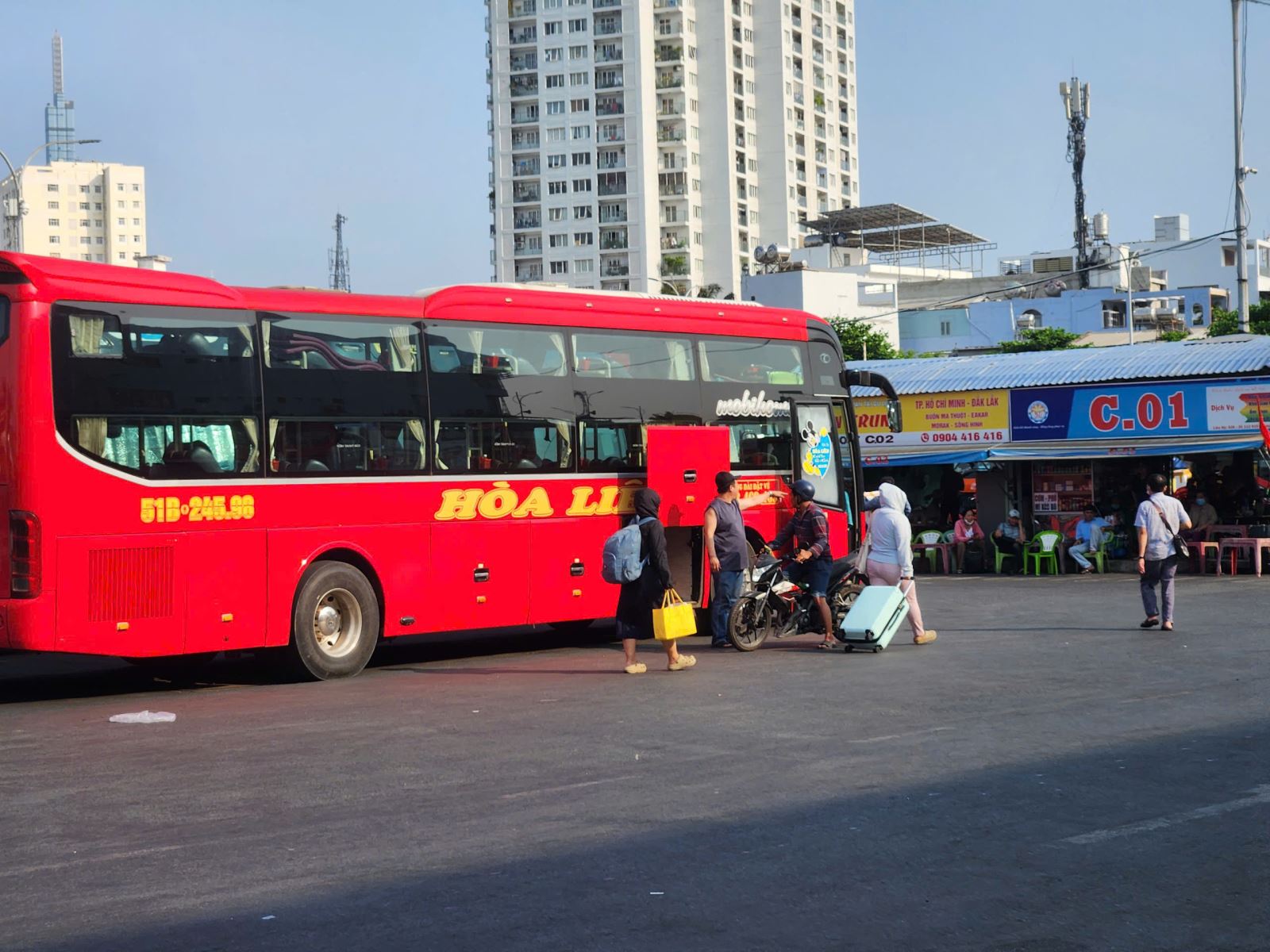 Giao thông cửa ngõ tăng nhiệt, sân bay Tân Sơn Nhất chạm ngưỡng cao điểm chiều 29/4- Ảnh 5.