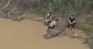 Hai nam sinh lao xuống sông, kịp thời cứu người nhảy cầu