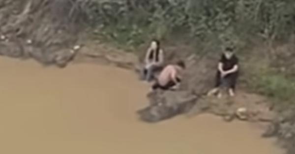 Hai nam sinh lao xuống sông, kịp thời cứu người nhảy cầu