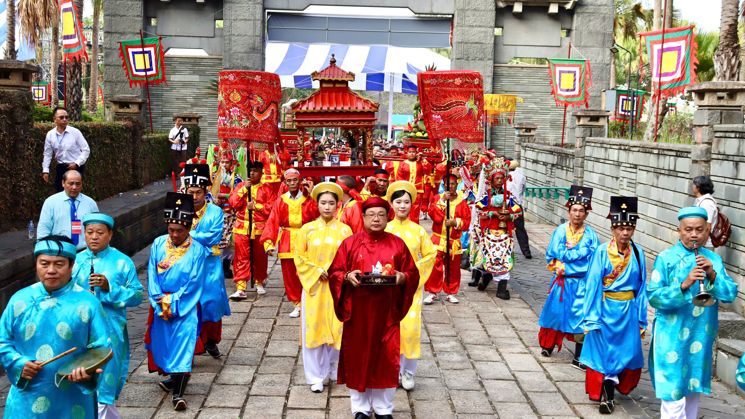 Hàng nghìn người dân và du khách đến dâng hương tại Đền Tưởng niệm các Vua Hùng ở TPHCM- Ảnh 2.