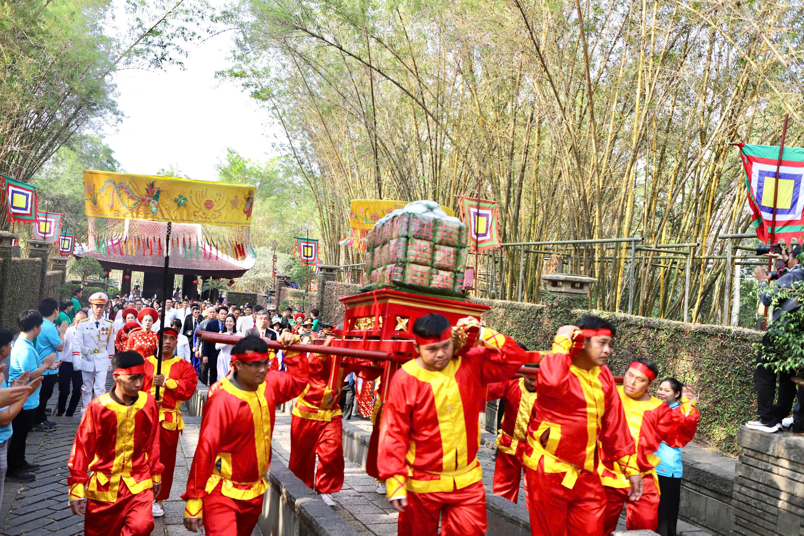 Hàng nghìn người dân và du khách đến dâng hương tại Đền Tưởng niệm các Vua Hùng ở TPHCM- Ảnh 5.