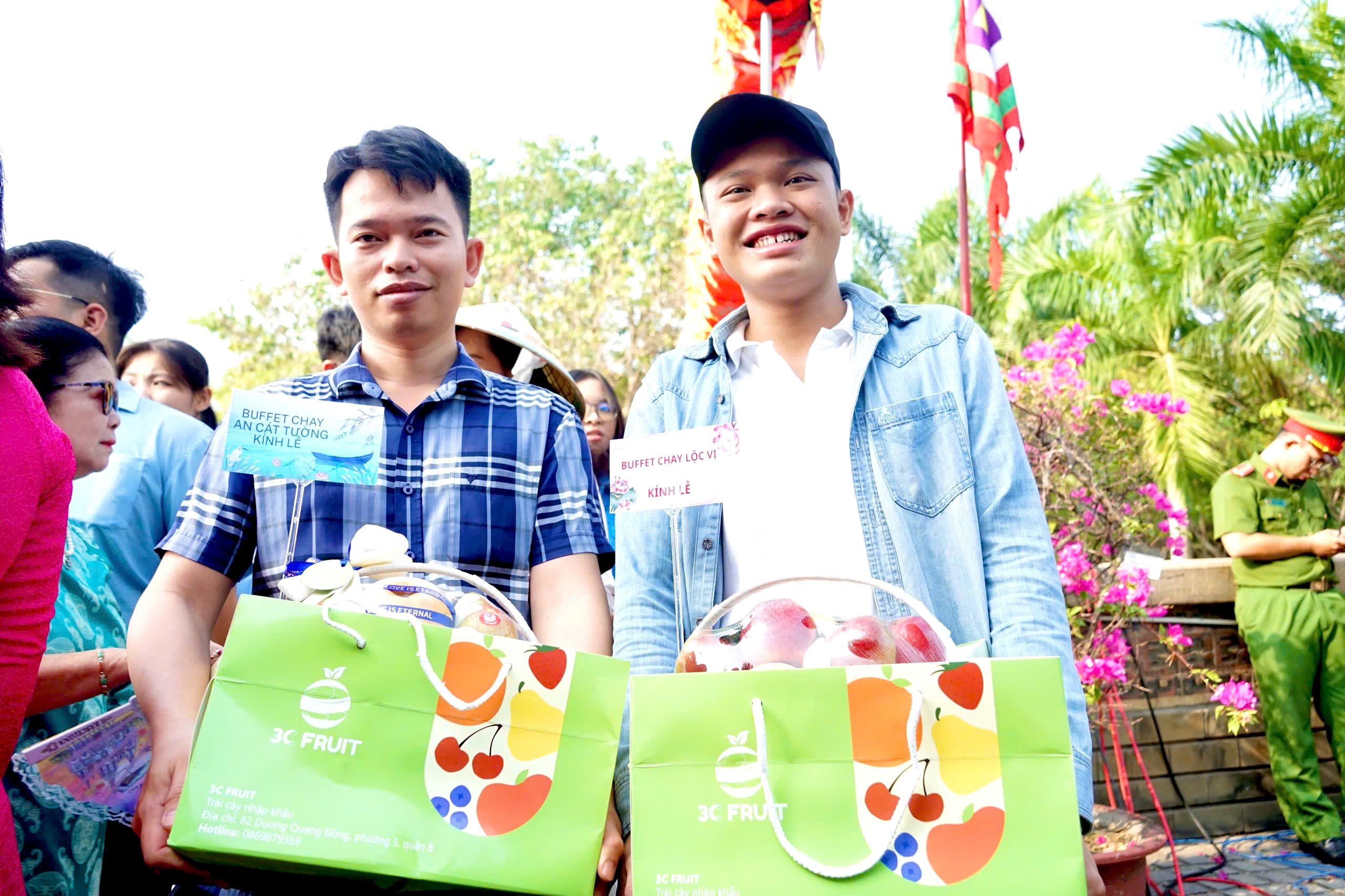 Hàng nghìn người dân và du khách đến dâng hương tại Đền Tưởng niệm các Vua Hùng ở TPHCM- Ảnh 9.