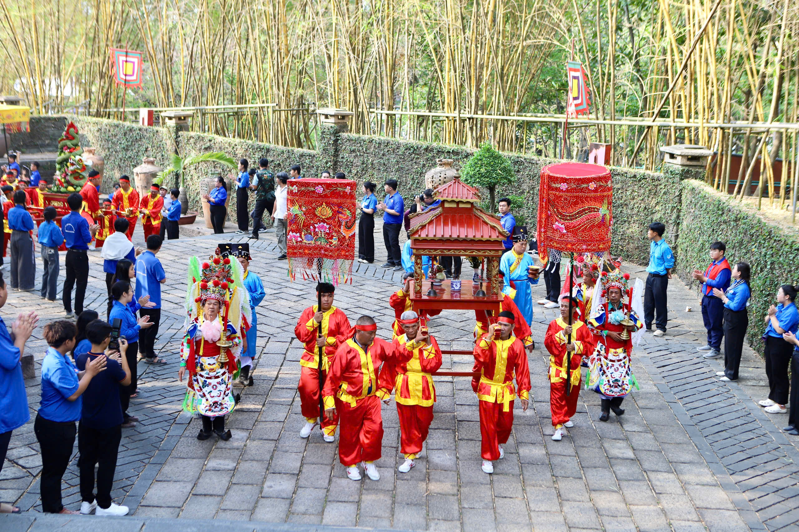 Hàng nghìn người dân và du khách đến dâng hương tại Đền Tưởng niệm các Vua Hùng ở TPHCM- Ảnh 3.