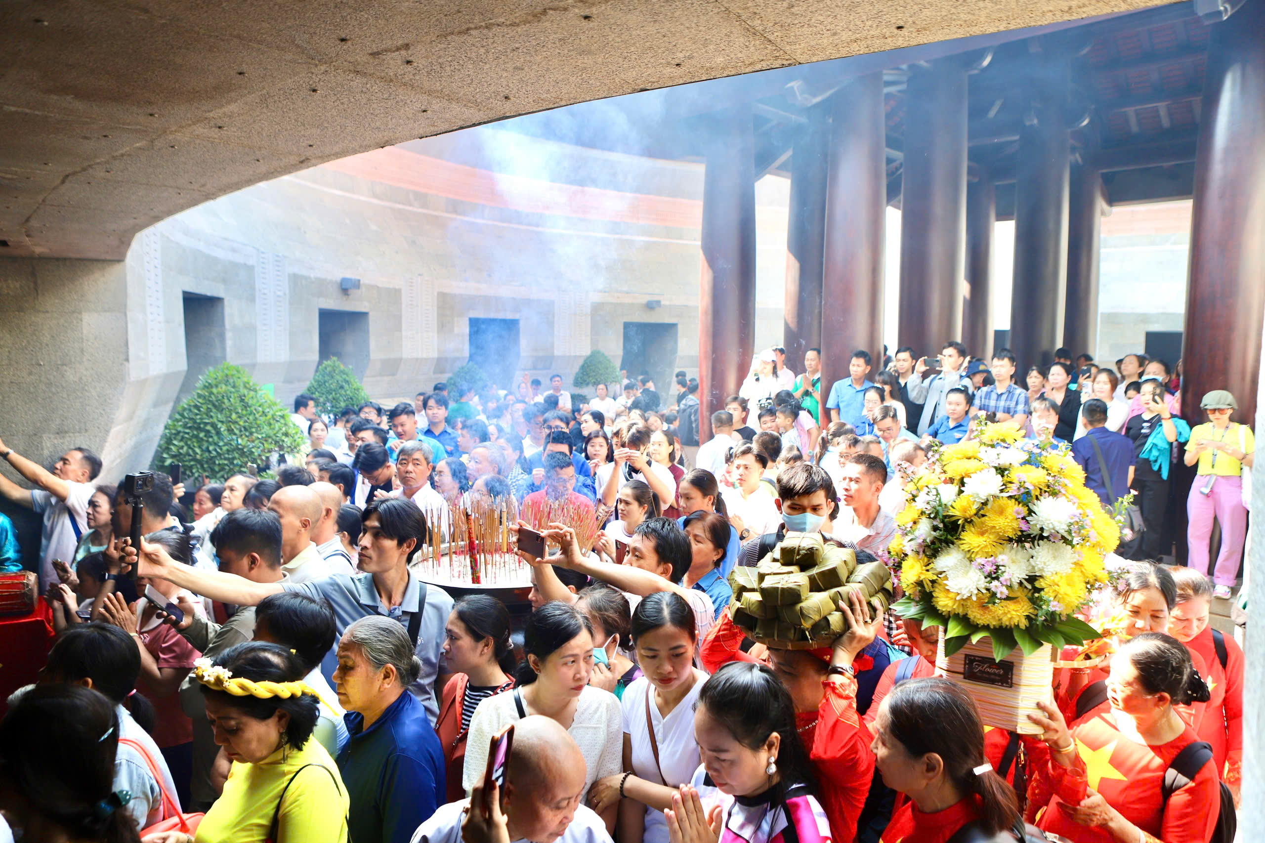 Hàng nghìn người dân và du khách đến dâng hương tại Đền Tưởng niệm các Vua Hùng ở TPHCM- Ảnh 11.