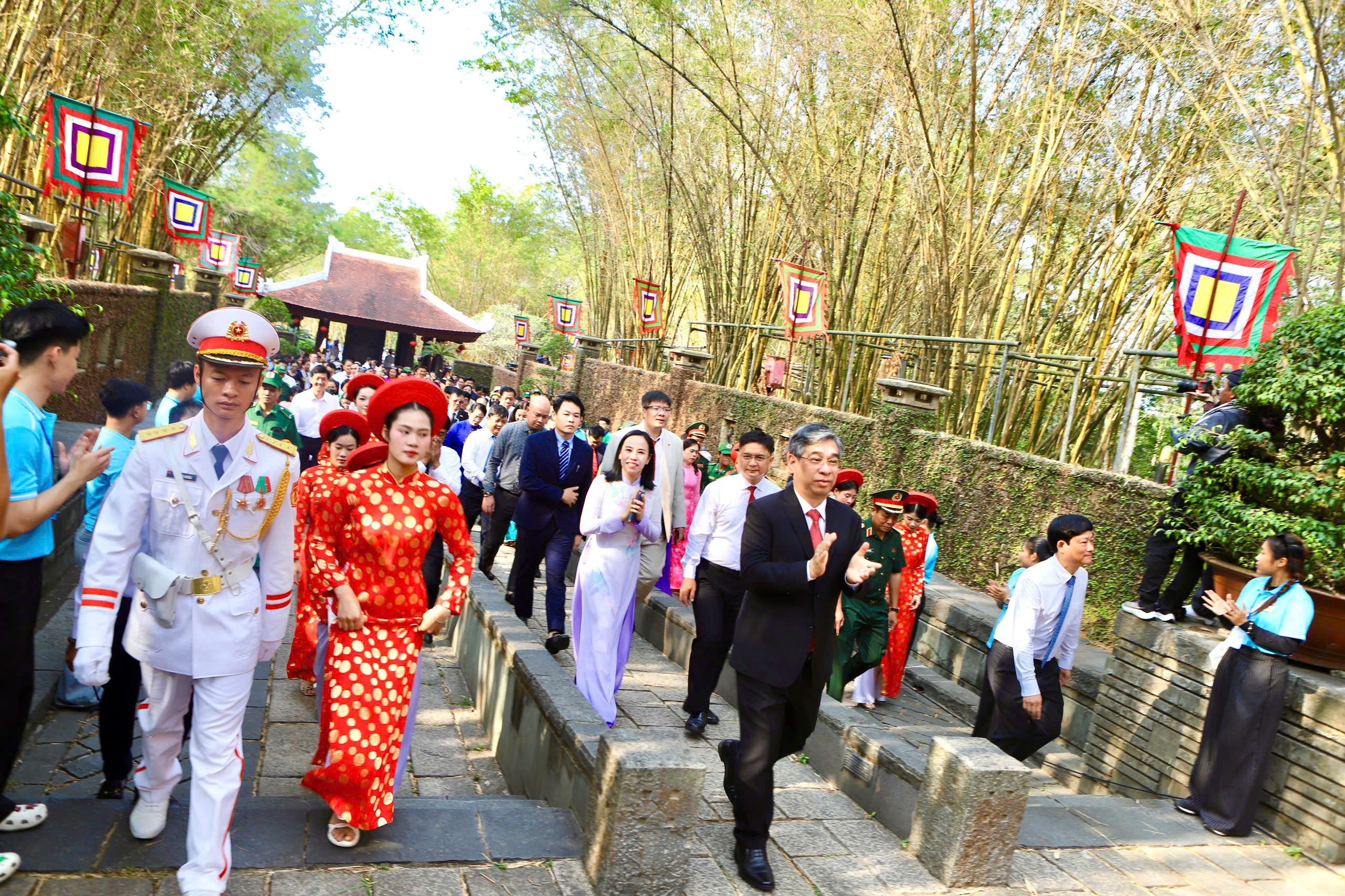 Hàng nghìn người dân và du khách đến dâng hương tại Đền Tưởng niệm các Vua Hùng ở TPHCM- Ảnh 1.