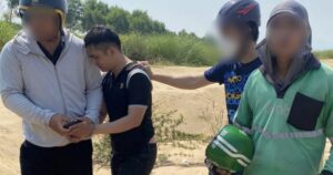 Giả vờ gọi điện, thanh niên cướp iPhone của tài xế Grab rồi bỏ chạy