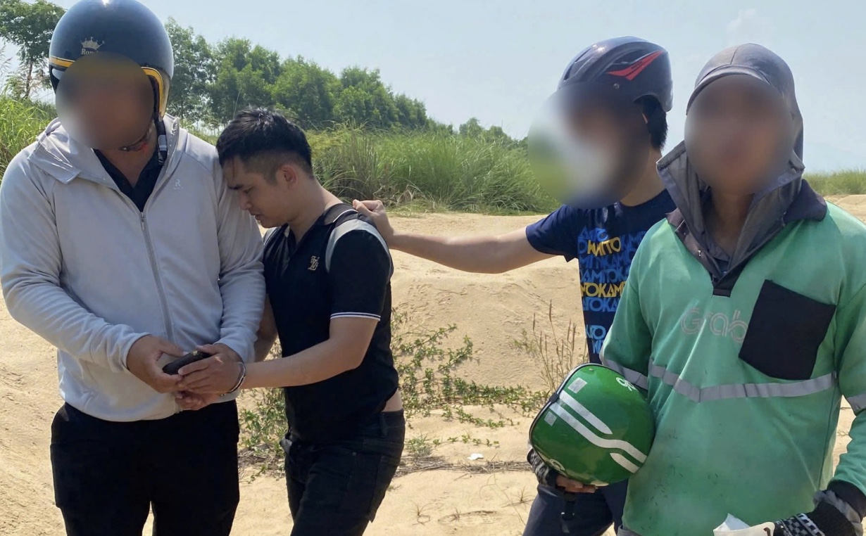 Giả vờ gọi điện, thanh niên cướp iPhone của tài xế Grab rồi bỏ chạy- Ảnh 1.