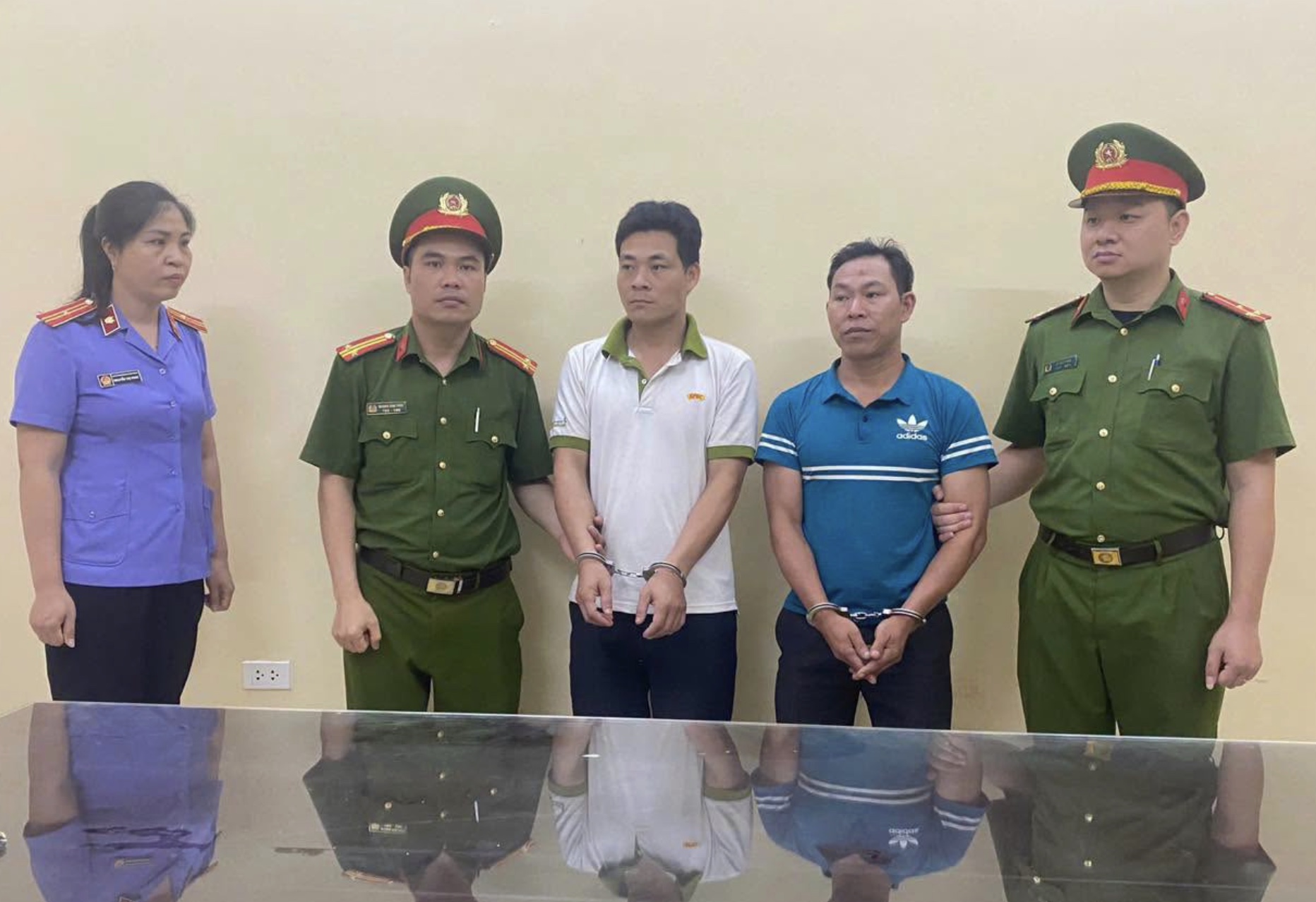 Khởi tố Sằm Văn Học và Sằm Văn Sy vì sử dụng giấy tờ xe, biển số đẹp giả- Ảnh 1.