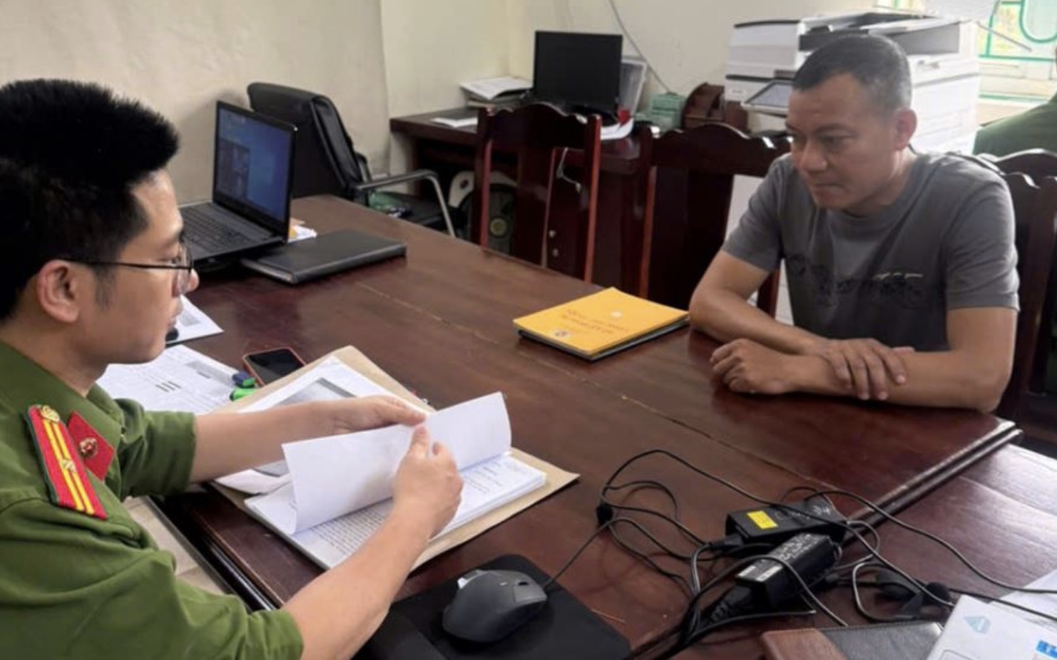 Khởi tố 3 người "chốt số" qua điện thoại