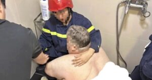 Giải cứu du khách người Mỹ nặng gần 300kg mắc kẹt trong nhà vệ sinh