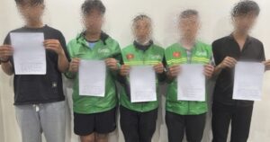 Phát hiện nhóm người đánh bạc tại bãi đỗ xe sân bay