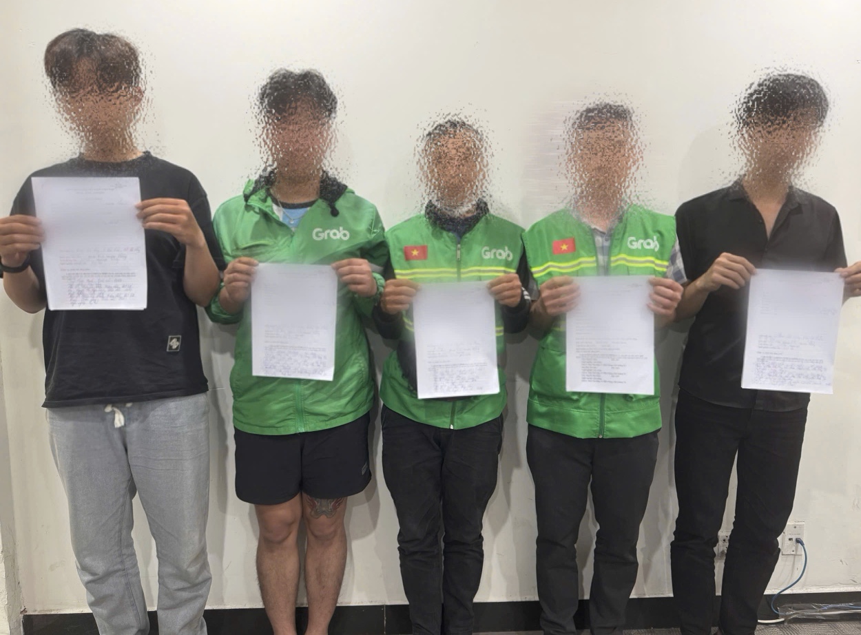 Phát hiện nhóm người đánh bạc tại bãi đỗ xe sân bay- Ảnh 1.