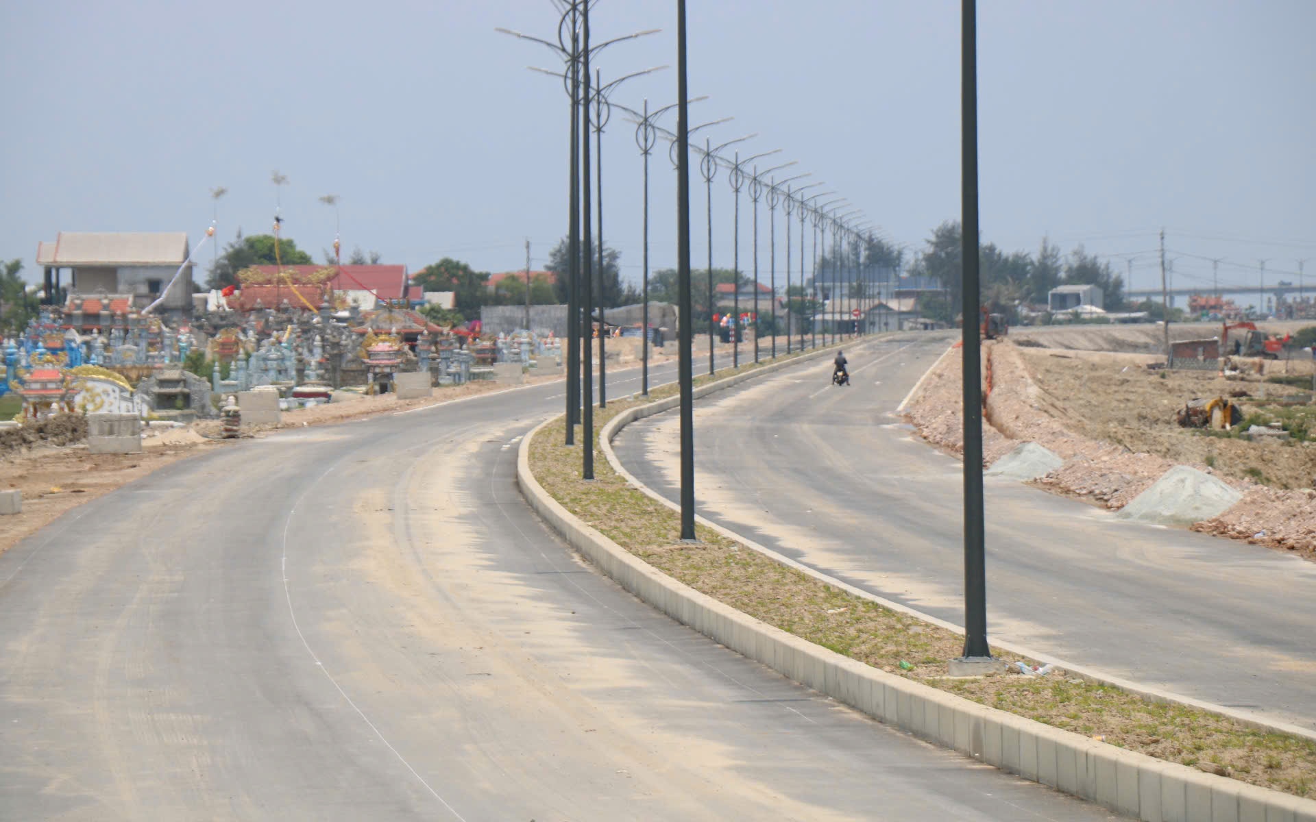 Thông xe cầu vượt cửa biển ở Huế, người dân đổ về chụp ảnh, ngắm cảnh- Ảnh 7.