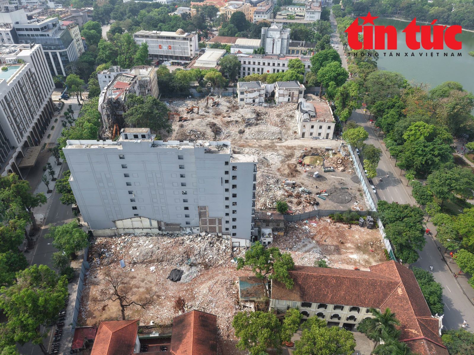 Mặt bằng công viên 2,4 ha ven hồ Hoàn Kiếm dần lộ diện sau 5 tháng giải phóng mặt bằng- Ảnh 2.