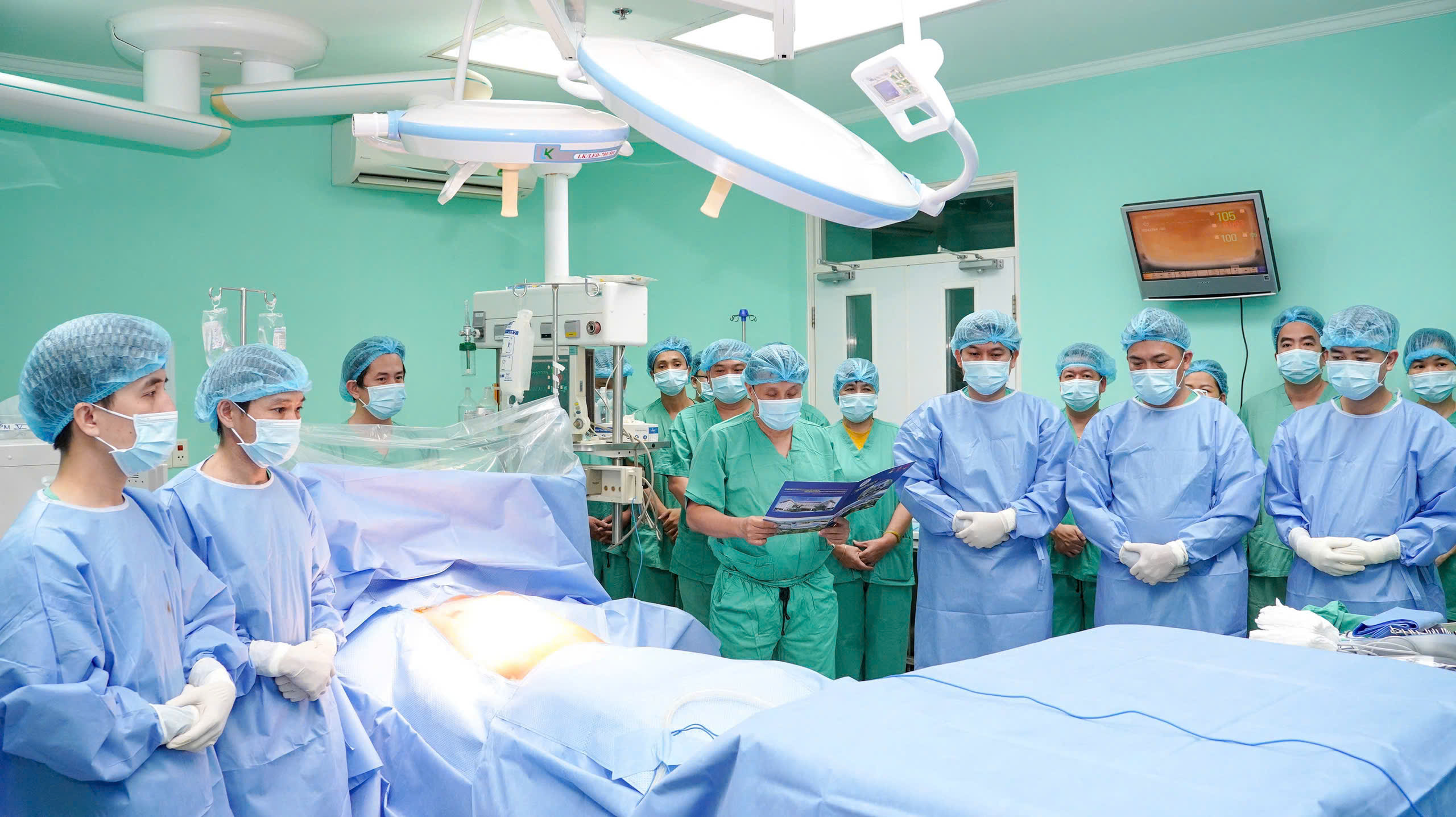 Gần 200 cán bộ y tế xuyên đêm ghép tạng, nối tiếp sự sống cho 6 bệnh nhân- Ảnh 1.