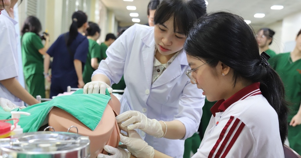 Hơn 3.000 học sinh, phụ huynh tham gia ngày hội tư vấn tuyển sinh y dược