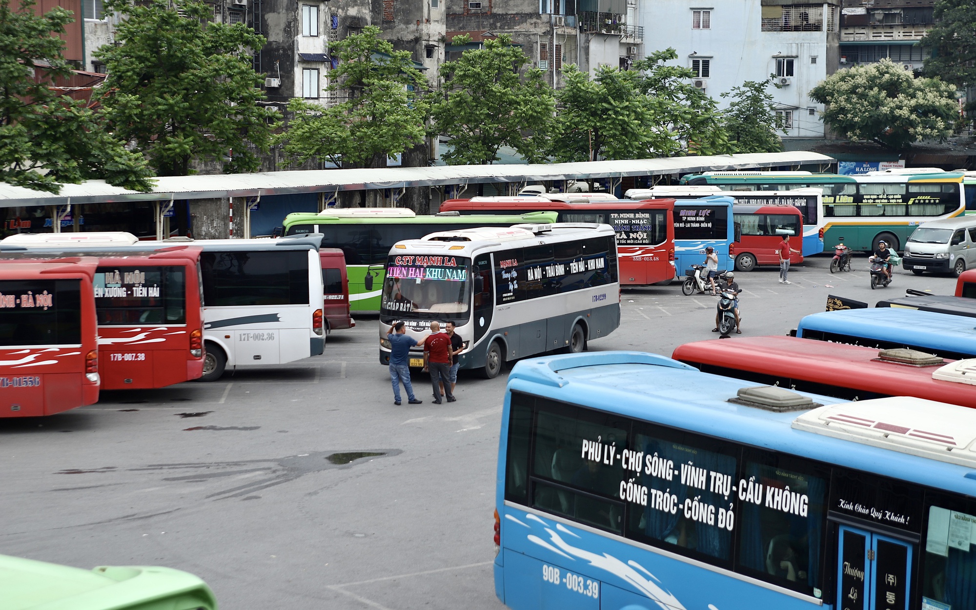 Bến xe Hà Nội đông nghịt khách trước kỳ nghỉ lễ 30/4- Ảnh 1.