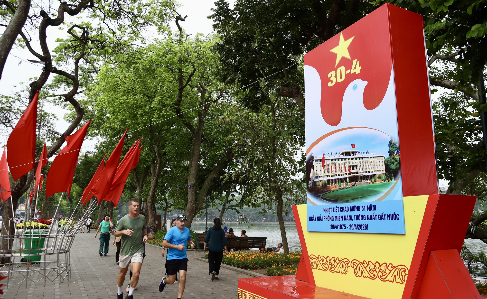 Nhiều tuyến xe khách đường dài 'cháy vé' dịp 30/4 - 1/5- Ảnh 1.