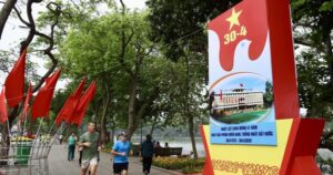 Phố phường Hà Nội rực rỡ cờ hoa hướng về ngày 30/4 và Quốc tế Lao động 1/5