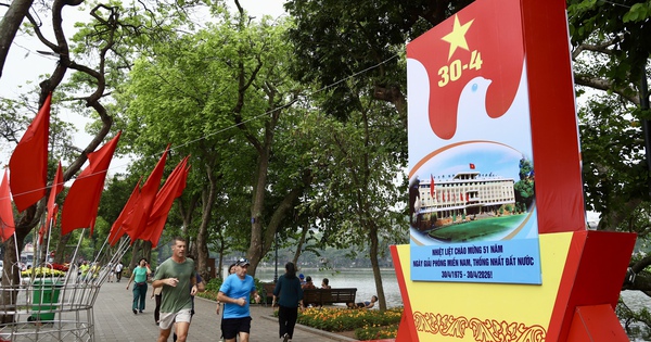 Phố phường Hà Nội rực rỡ cờ hoa hướng về ngày 30/4 và Quốc tế Lao động 1/5