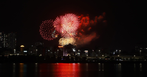 Ngắm pháo hoa rực sáng bầu trời Mỹ Đình trong đêm ‘Âm vang Tổ quốc’