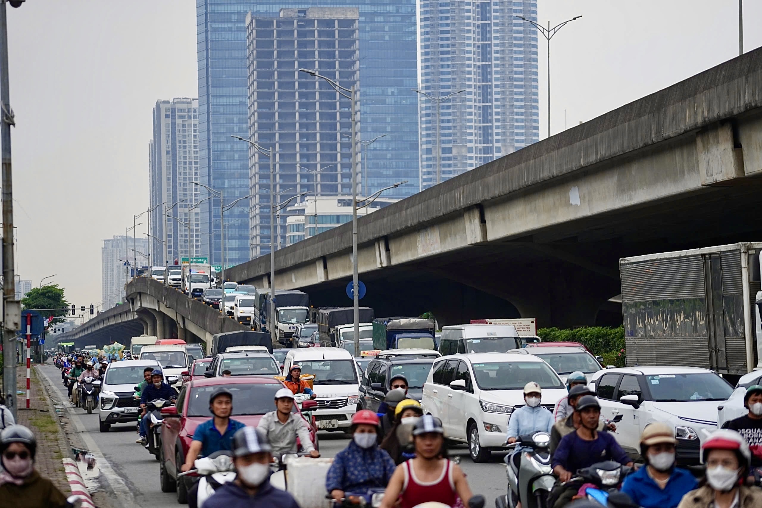 Người dân rời Thủ đô nghỉ Giỗ Tổ Hùng Vương, cửa ngõ 'tăng nhiệt', vành đai ùn dài- Ảnh 3.
