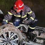 Ô tô lao xuống mương nước trong đêm, tài xế bị mắc kẹt