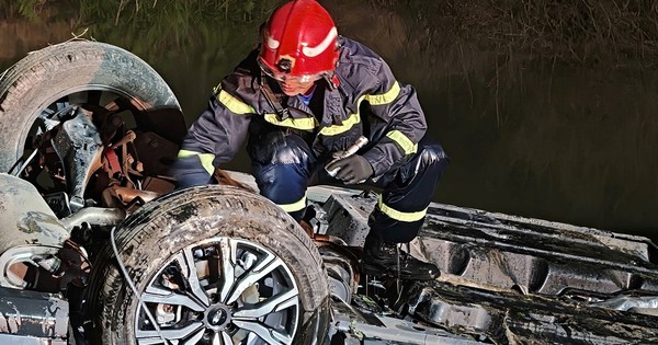 Ô tô lao xuống mương nước trong đêm, tài xế bị mắc kẹt