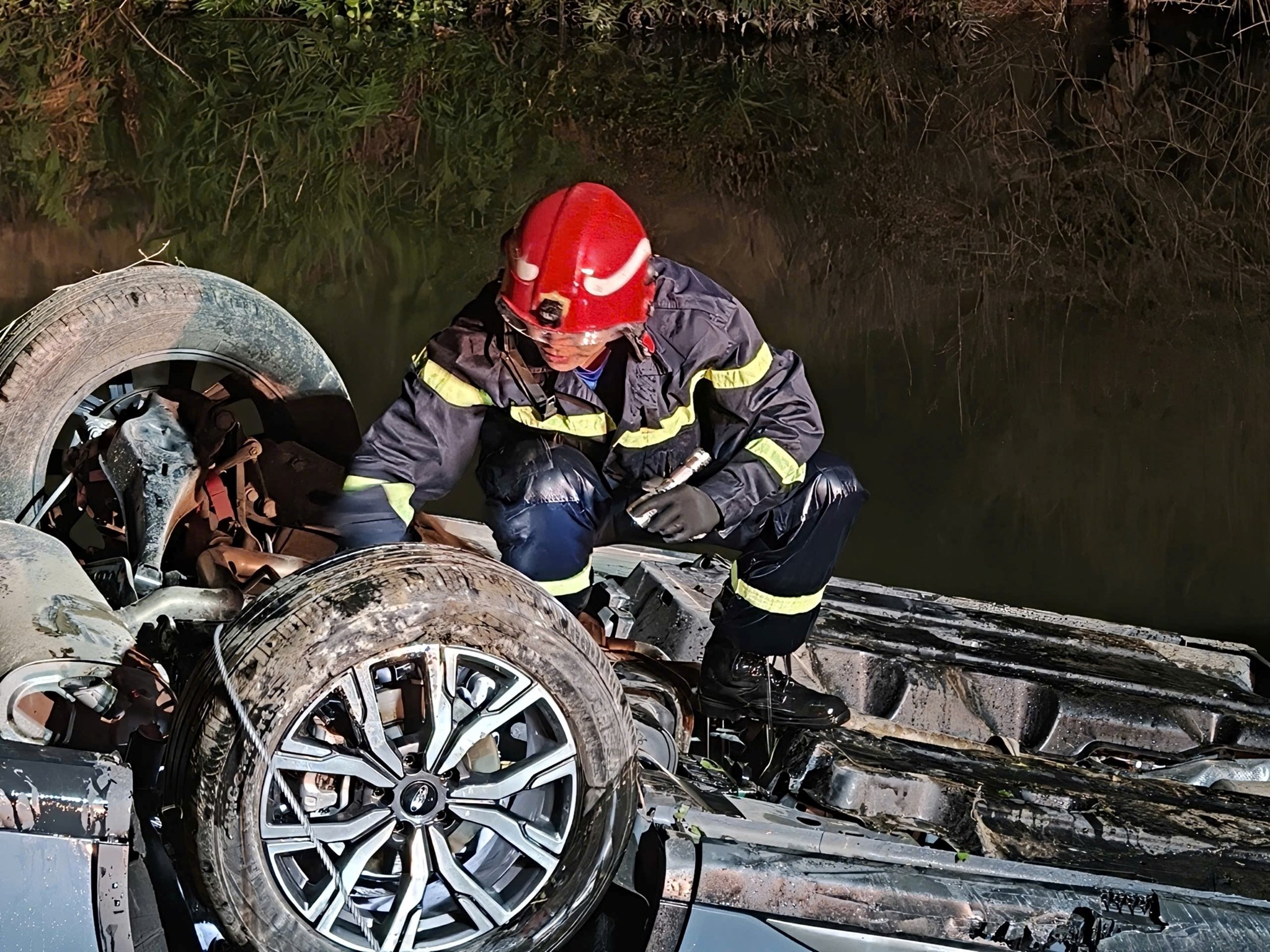 Ô tô lao xuống mương nước trong đêm, tài xế bị mắc kẹt- Ảnh 1.