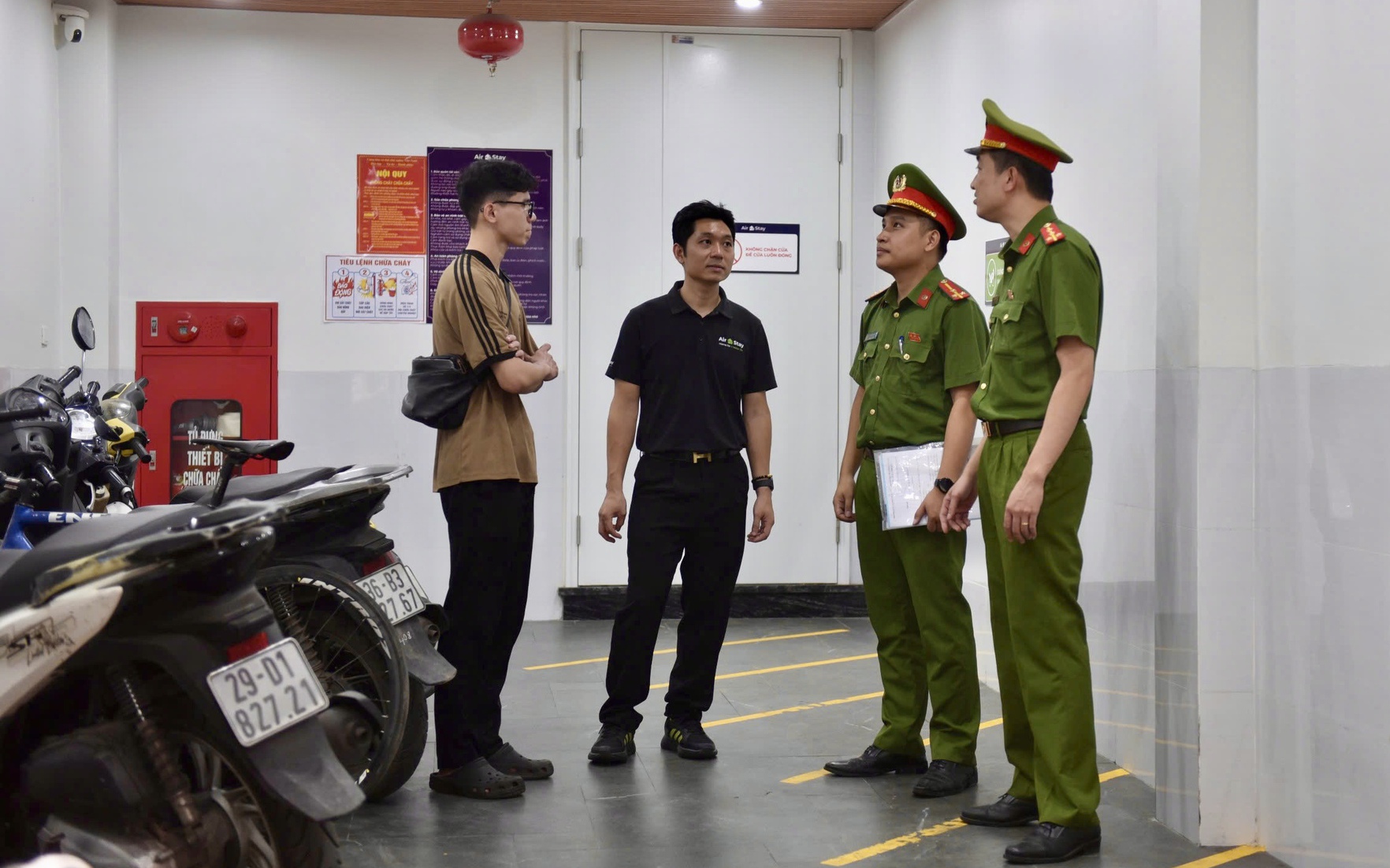 Hà Nội: Ô tô bốc cháy dữ dội trên Vành đai 3- Ảnh 1.